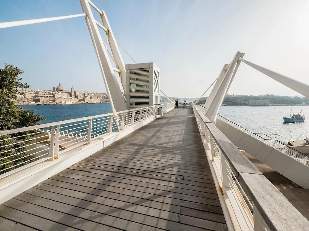 Modern Sea-View Apartment In A Prime Location Sliema